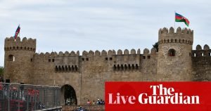 Verstappen câștigă în Azerbaidjan după ce Piastri se accidentează, zi proastă pentru McLaren.