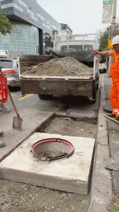Revolution în infrastructură: Capacele de canalizare, aduse la nivelul asfaltului în București, o premieră sub administrația Primarului Stelian Bujduveanu