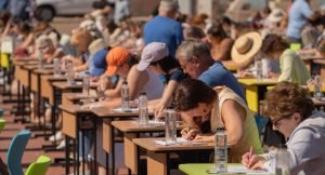 Peste 500 de participanți, cu vârste între 9 și 87 de ani, iau parte la „Marea Dictare” din Timișoara, inspirată de un eveniment similar din Paris, iar primarul Dominic Fritz subliniază importanța regulilor gramaticale