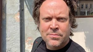 Birocrația eternă. Charlie Ottley, britanicul care promovează România pe tot globul, se confruntă de cinci ani cu provocarea obținerii cetățeniei române.