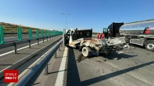 Trei bărbați cu vârste de 19, 20 și 37 de ani, angajați în amenajarea marcajelor rutiere pe autostrada A1, și-au pierdut viața în urma unui accident în care au fost loviți de o cisternă.