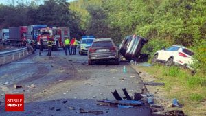 Doi cetățeni români și-au pierdut viața în Bulgaria, după ce un camion a lovit violent trei autovehicule înregistrate în România.
