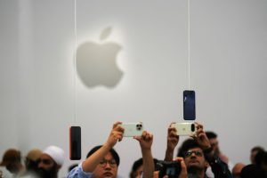 Acțiunile Apple scad cu peste 3% după totalul disappointing al noilor iPhone-uri