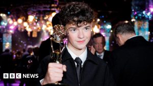 Actualizări live de la Premiile Emmy 2025: Adolescența, Studioul și The Pitt domină ceremonia de decernare a premiilor Emmy.