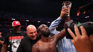 Terence Crawford învinge pe Canelo Álvarez în confruntarea decisivă.