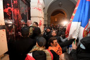 42 de contestatari împotriva lui Vučić au fost capturați în Novi Sad, după tragedia în care au murit 16 persoane, cauzată de prăbușirea acoperișului gării recent renovatea noastră”