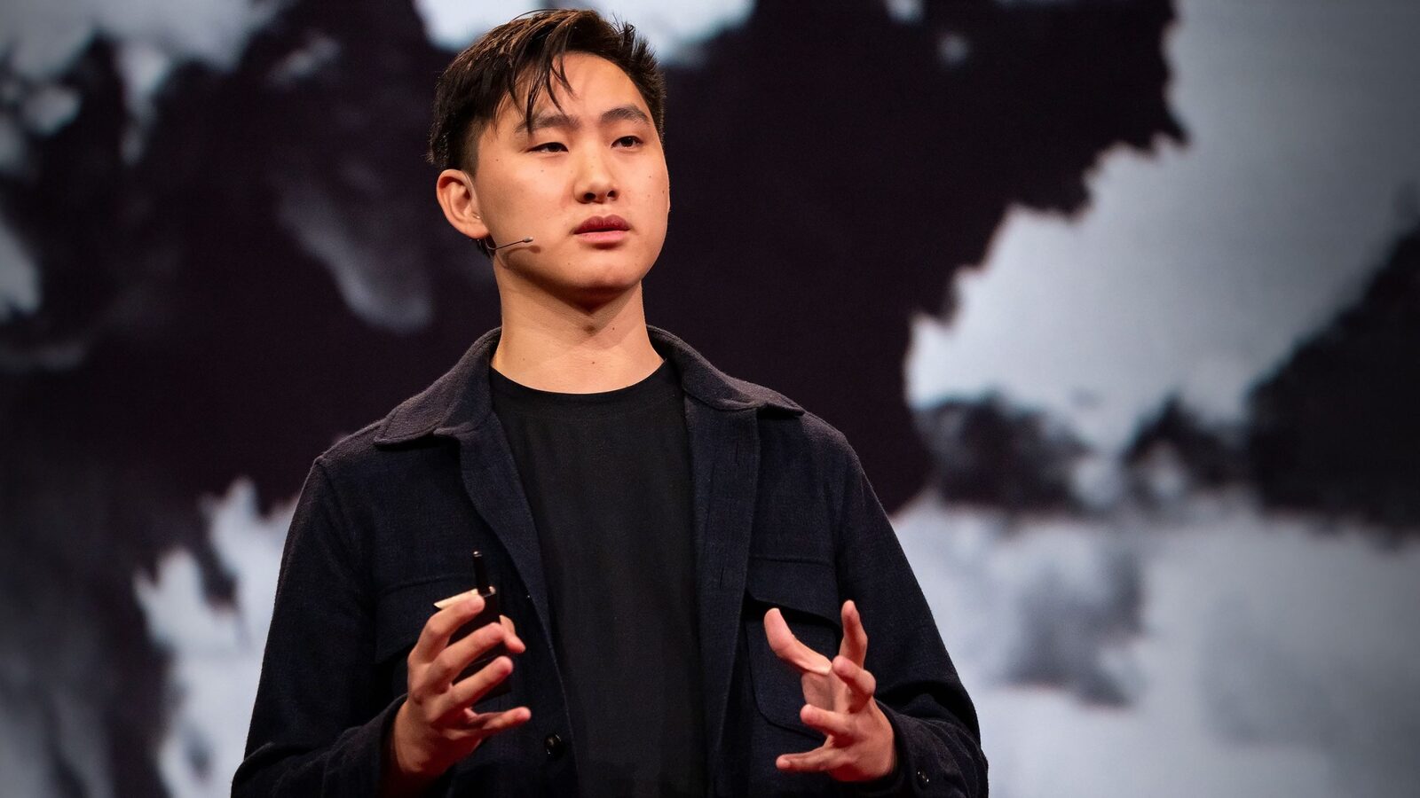 Alexandr Wang, miliardarul cel mai tânăr, invită copiii să renunțe la jocuri și sport pentru „vibe coding”