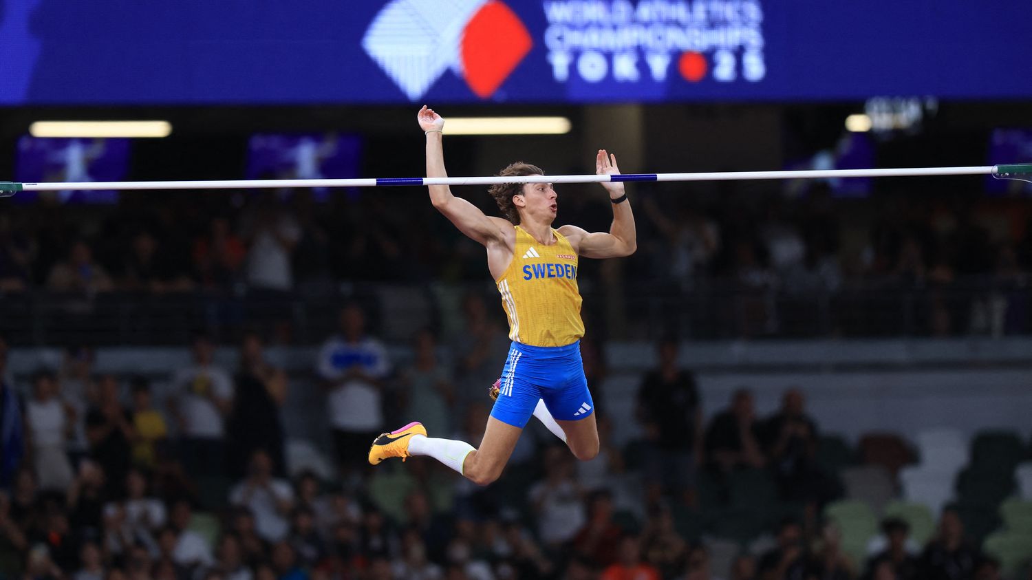 Armand Duplantis, din Suedia, sărit 6,30 m și stabilește un nou record mondial, câștigând al treilea titlu.