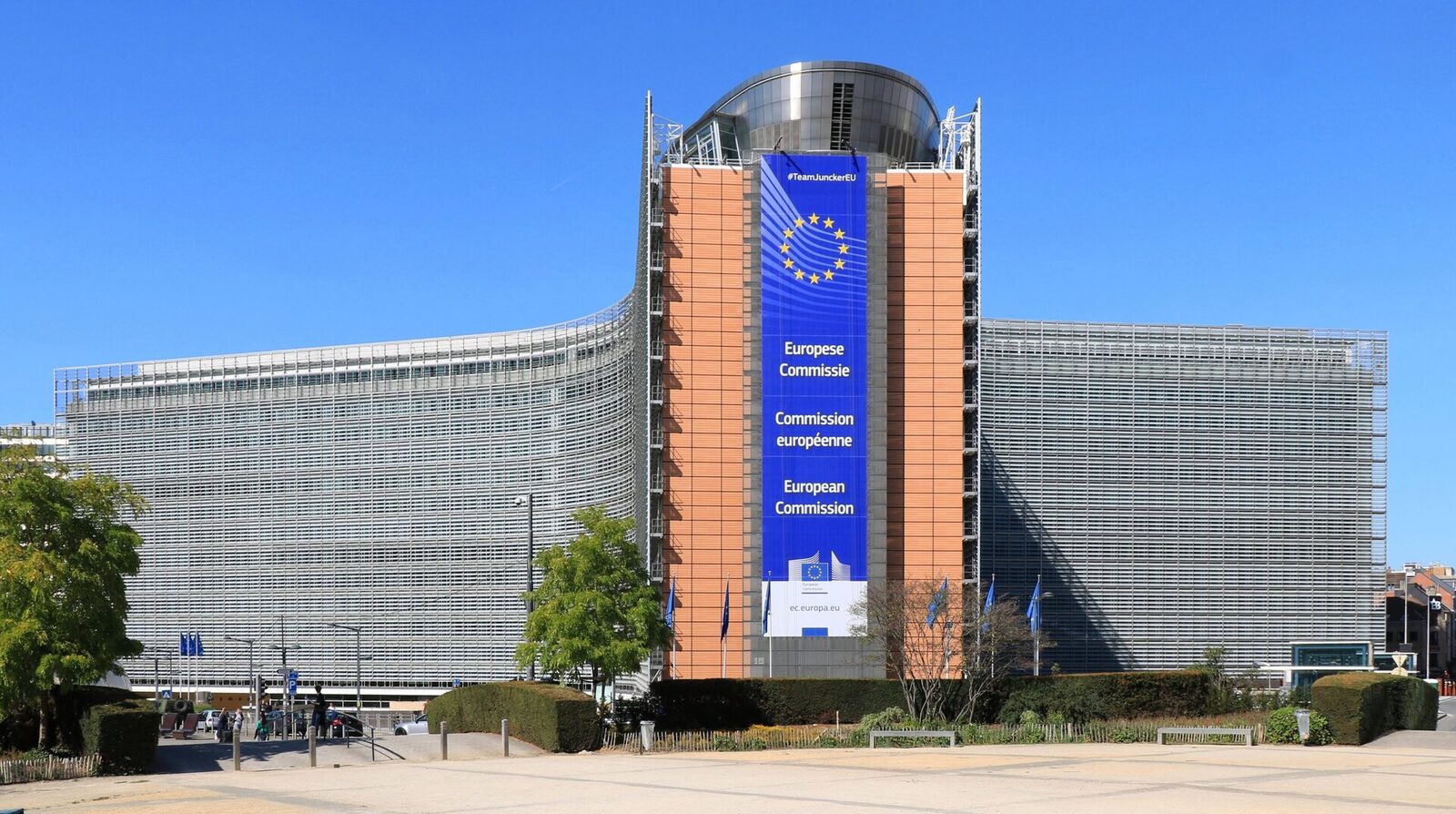 [ad_1] Europa implementează o serie de reguli importante în domeniul digital, menite să reglementeze relația dintre cetățeni, companii și platformele online
