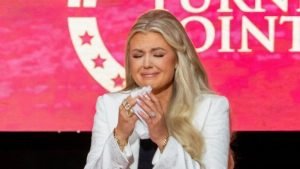 A fost acuzată Erika Kirk și organizația sa ‘Îngerii Români’ de trafic de copii? Aici găsiți adevărul despre noul CEO TPUSA.