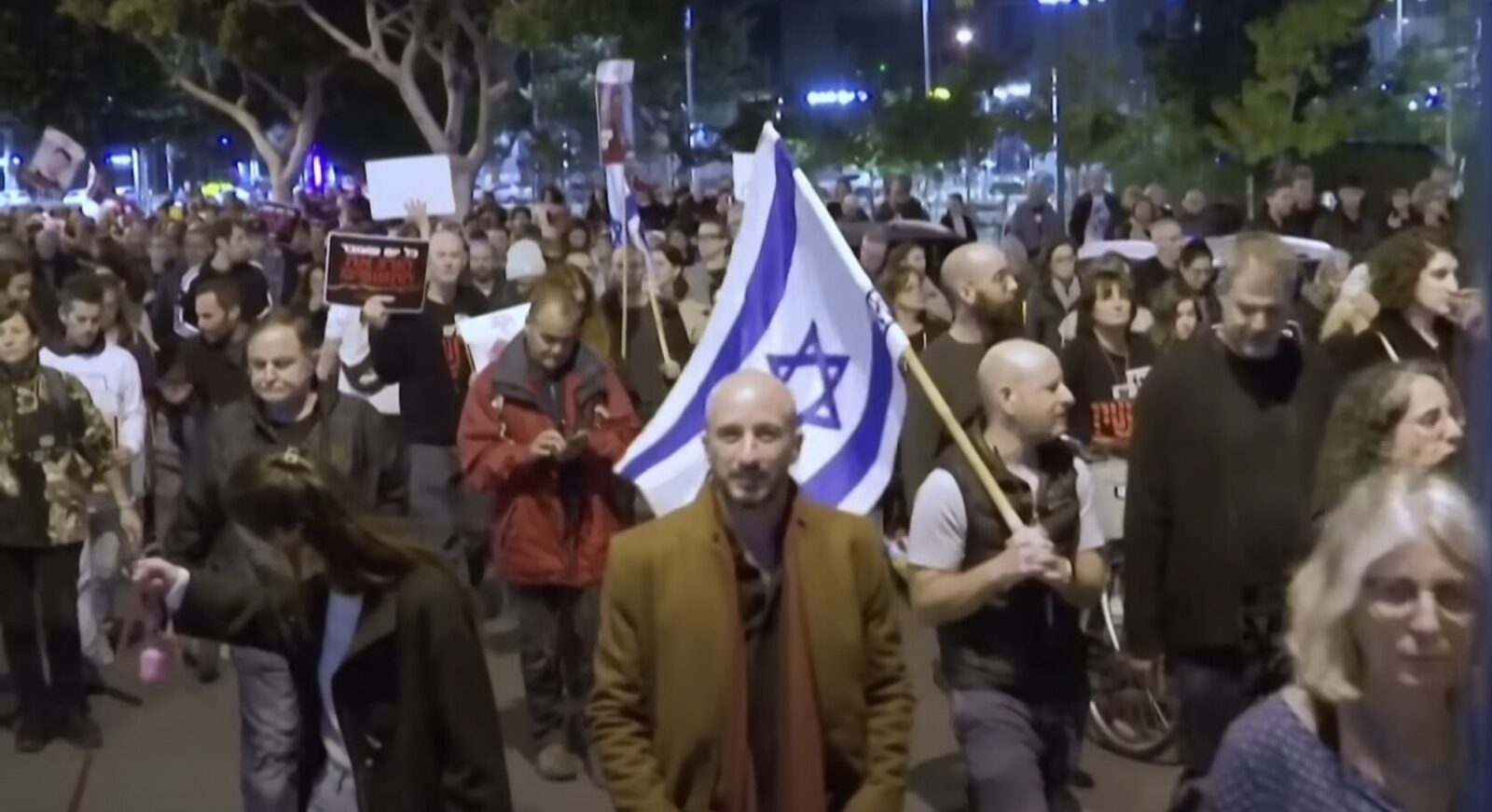 [ad_1] Mii de israelieni s-au adunat sâmbătă seară în Piața Ostaticilor din Tel Aviv pentru a cere un acord care să pună capăt conflictului din Fâșia Gaza și pentru a aduce acasă ostaticii