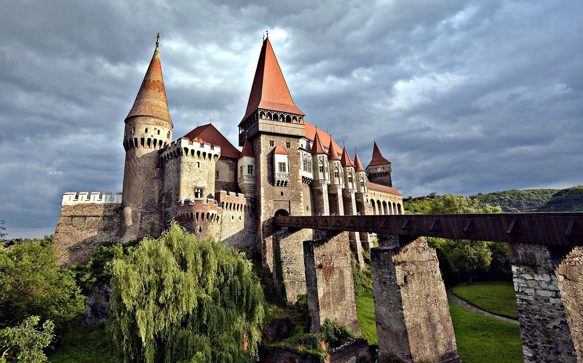 Castelul-Corvinilor.jpg