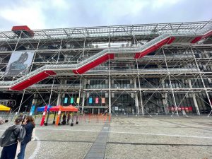 Centrul Pompidou din Paris, renumit pentru a fi cel mai emblematic muzeu de artă modernă, se va închide luni pentru renovări ce vor dura cinci ani