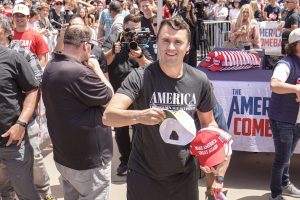 Charlie Kirk, activist conservator și adept al lui Trump, ucis într-o împ shooting la un eveniment universitar.