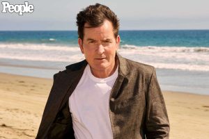 Charlie Sheen vorbește despre întâlnirile sexuale cu bărbați în memoriile și documentarul său.