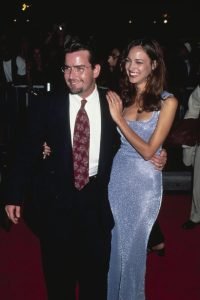 Charlie Sheen dezvăluie adevărul despre prima sa căsnicie cu Donna Peele.