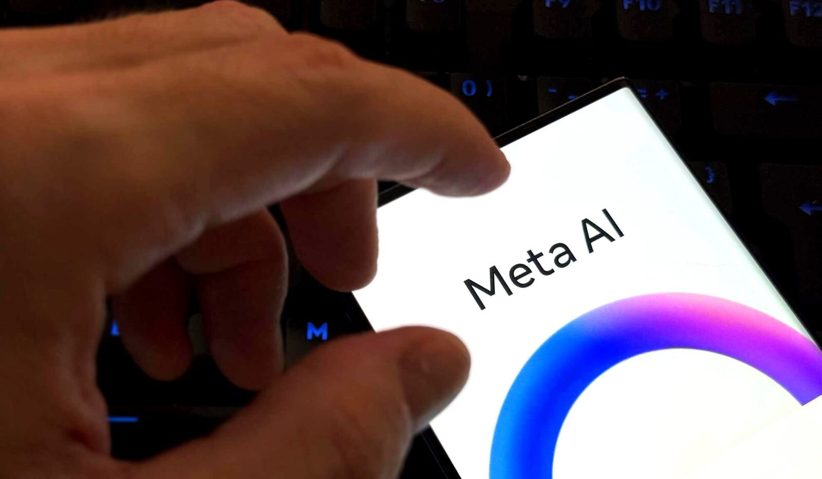 [ad_1] Meta se confruntă cu un val de acuzații legate de comportamentul chatbot-urilor sale, în special privind interacțiunile cu minori și utilizarea de clone digitale ale vedetelor