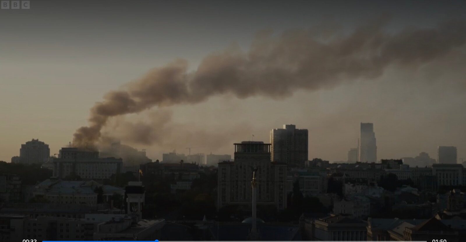 [ad_1] Clădirea principală a guvernului din capitala Ucrainei, Kiev, a fost atacată pentru prima dată în timpul conflictului, fiind lovită de rachete trase de armata rusă, a anunțat prim-ministrul, potrivit unui post de televiziune internațional