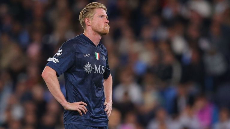 De Bruyne revine la Man City, dar iese după doar 26 de minute din cauza unei cartonașe roșii cu Napoli.