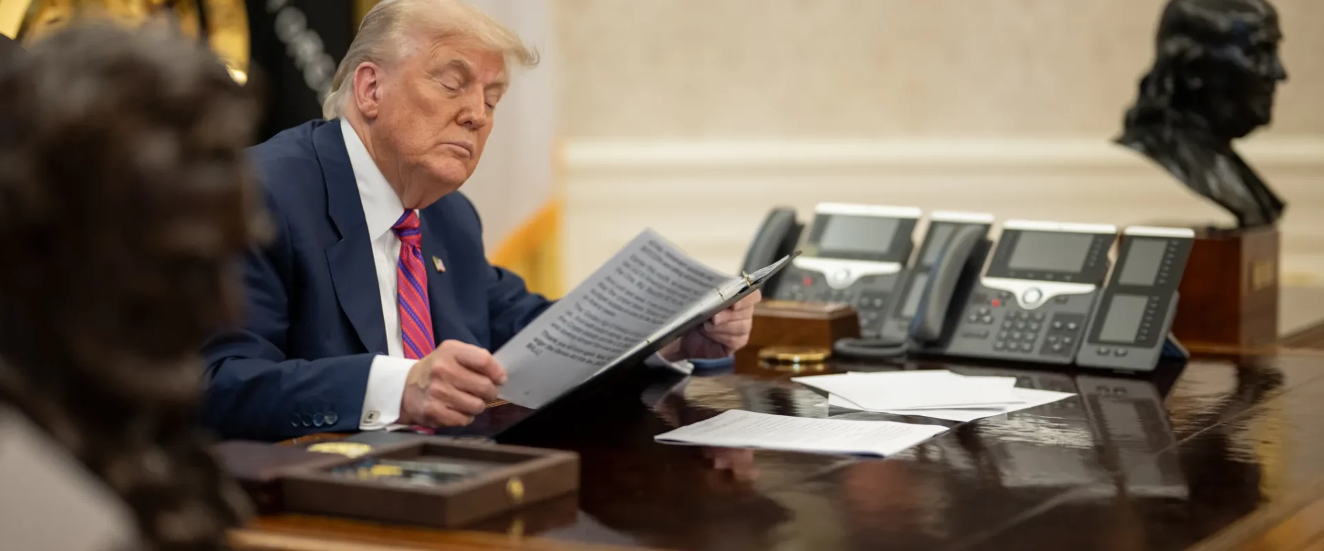 Donald-Trump-in-Biroul-Oval.webp.webp