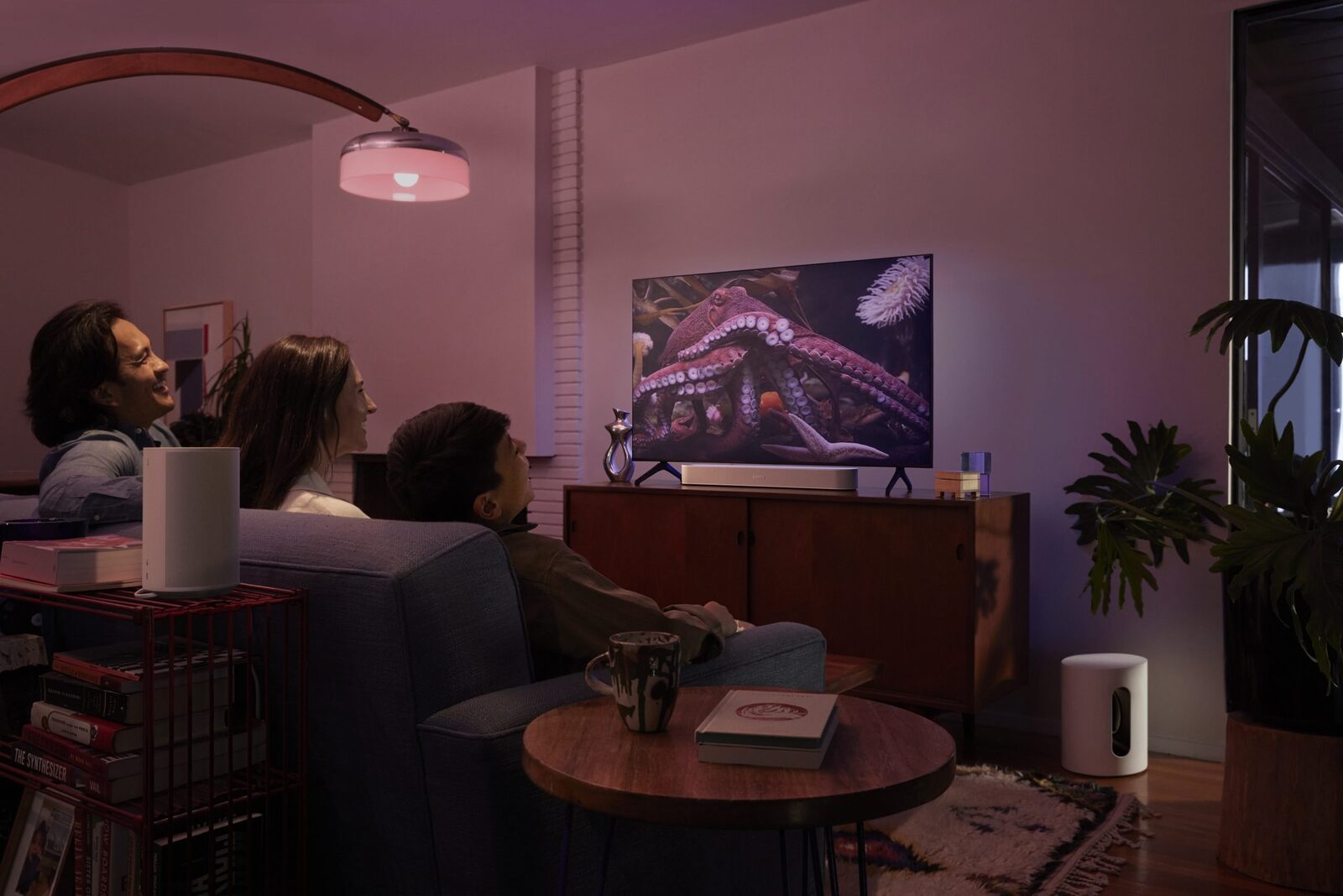 [ad_1] Philips Hue lansează un set de inovații pentru casa inteligentă, centrându-se pe integrarea vocală și automatizările avansate