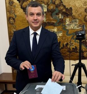 [ad_1] Europarlamentarul Eugen Tomac a votat duminică, la secția de votare organizată la Ambasada României din București, pentru alegerile legislative din Moldova, conform agenției de știri Agerpres
