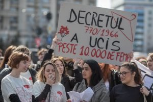 Societatea civilă se opune planurilor de restricționare a avortului în România, amintind de peste 10.000 de morți feminine și peste 90.000 de copii instituționalizați în ultimii 23 de ani de interdicție.