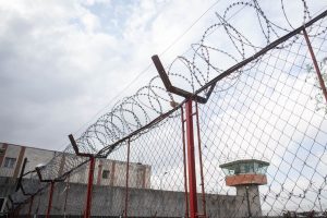 Zece deținuți suspectați de DIICOT pentru formarea unei rețele de trafic și distribuție de droguri în penitenciare, prin foi de hârtie trimise ca “scrisori”