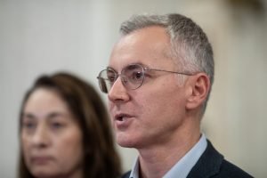 Stelian Ion, deputat USR, anunță că pe lângă dobânzile ilegale percepute de cămătari, vor fi confiscate și sumele împrumutate în activitatea de antrepriză ilegală; România urmează să adopte legi stricte împotriva cămătăriei, fără a permite portițe pentru infractori