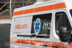 Tânără de 15 ani și tânăr de 18 ani, implicați într-un accident pe o trotinetă electrică în Bistrița; șoferul vinovat avea permisul de conducere suspendat