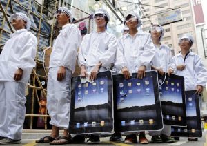 Muncitori exploatați și neplătiți corect în fabricarea iPhone 17, dezvăluie o investigație