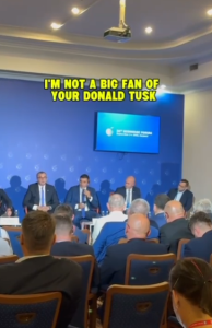 George Simion a denumit Prim-ministrul Poloniei, Donald Tusk, drept “vasal” și “marionetă”, chiar în propria sa casă (Dr. Adrian Băzăvan) – secvență video.