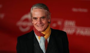 Jeremy Irons revine în ‘The Beekeeper 2’ alături de Jason Statham