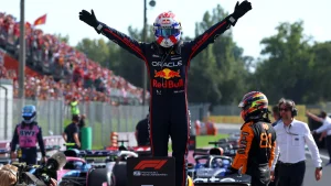 Max Verstappen își adjudecă victoria la Marele Premiu al Italiei în fața lui Lando Norris și Oscar Piastri.