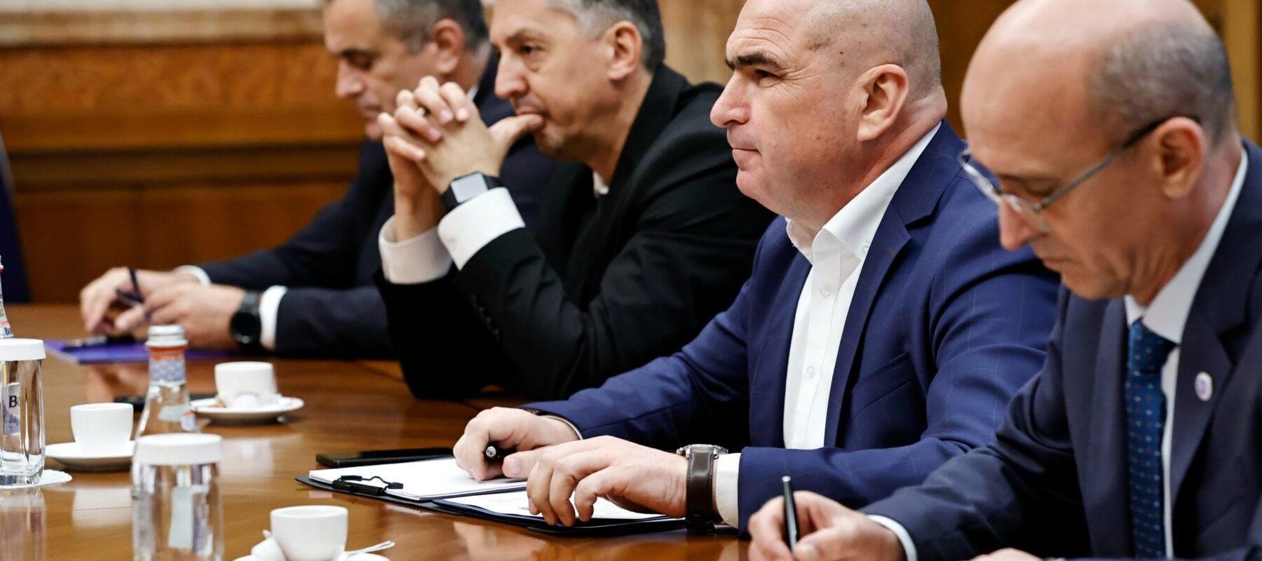 Alocările bugetare din rectificarea Guvernului Bolojan: partidele politice beneficiază de mai mulți bani decât Educația, cu 169 milioane lei pentru Autoritatea Electorală Permanentă și 140 milioane lei pentru Ministerul Educației
