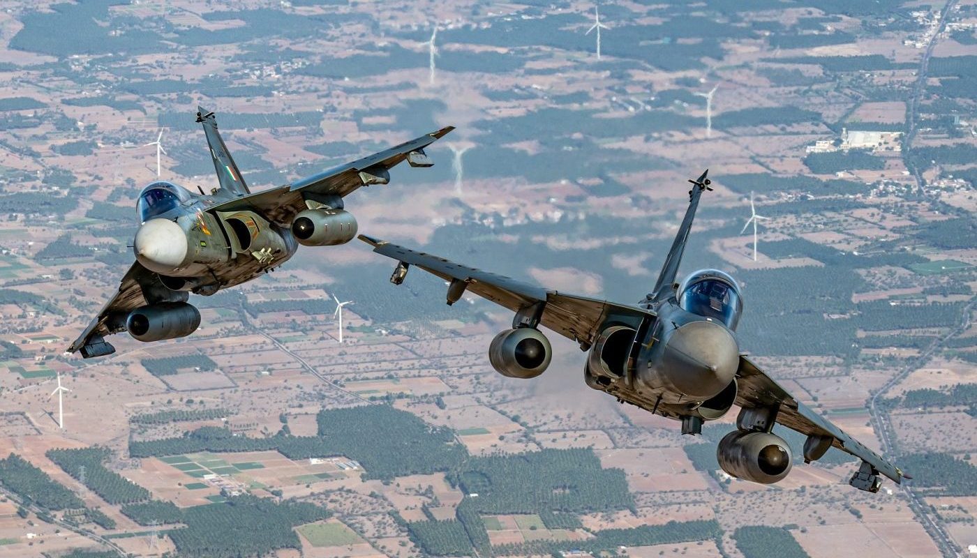HAL_Tejas_IOC_variants_of_Squadron_45_Flying_Daggers_doing_air_manoeuvre-e1659696761228.jpg