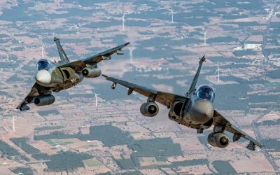 HAL_Tejas_IOC_variants_of_Squadron_45_Flying_Daggers_doing_air_manoeuvre-e1659696761228.jpg