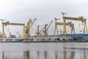 Angajații Șantierului Naval Damen Mangalia protestează în fața Ministerului Economiei, reclamând lipsa unei strategii clare și a unui plan concret pentru redresarea șantierului