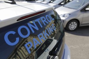 Compania de parcare fondată de Firea afirmă că cei 200 de angajați nu pot instala semnele de circulație și a angajat o firmă cu un singur angajat pentru acest serviciu
