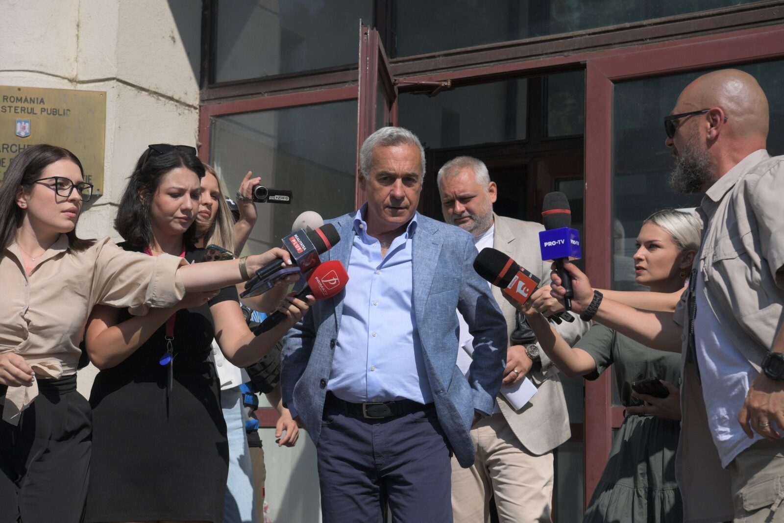 Incidente la sediul Poliției Ilfov în timpul controlului judiciar, când susținătorul lui Călin Georgescu a devenit agresiv și a fost evacuat de jandarmi cu amendă