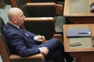 Desfășurarea ședinței coaliției în care Bolojan a avertizat cu demisia. Detalii din cele cinci ore de negocieri ce au culminat cu amânarea reducerilor din administrația locală.