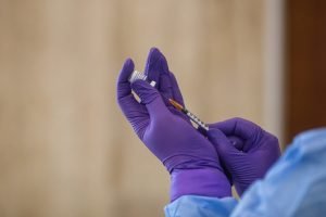 Un din șase adulți din Statele Unite întârzie sau refuză să vaccineze copiii lor, indică un studiu realizat prin sondaj