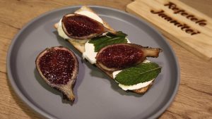 Bruschetta cu mozzarella și smochine – un mic dejun gustos și elegant, simplu de realizatea noastră”