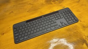 Recenzie Logitech Slim Solar+: tastatură solară inteligentă pentru productivitate și AI, fără griji de încărcare