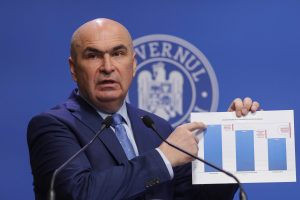 Ilie Bolojan explică pentru Euronews impactul neimplementării măsurilor din Pachetul 1 și 2, avertizând asupra riscului suspendării fondurilor europene și a incapacității de plăți; pregătirile pentru rectificarea bugetului vor avea loc săptămâna viitoareea noastră”