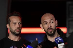 Bărbatul care a vizitat locuința fraților Tate din România cu un pistol cu aer comprimat nu a fost implicat în infracțiuni, poliția nu a deschis dosar penal, însă a reținut arma (conform unor surse)