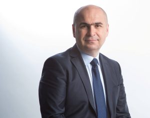 In cadrul discutiei privitoare la moțiunea de cenzură denumită “Stopati politizarea firmelor de stat! Stopati ridiculizarea proprietatii nationale!”, Bolojan accentueaza faptul ca proiectul vizand reorganizarea corporatiilor publice urmareste profesionalizarea si eliminarea influentei politice in cadrul companiilor statale.