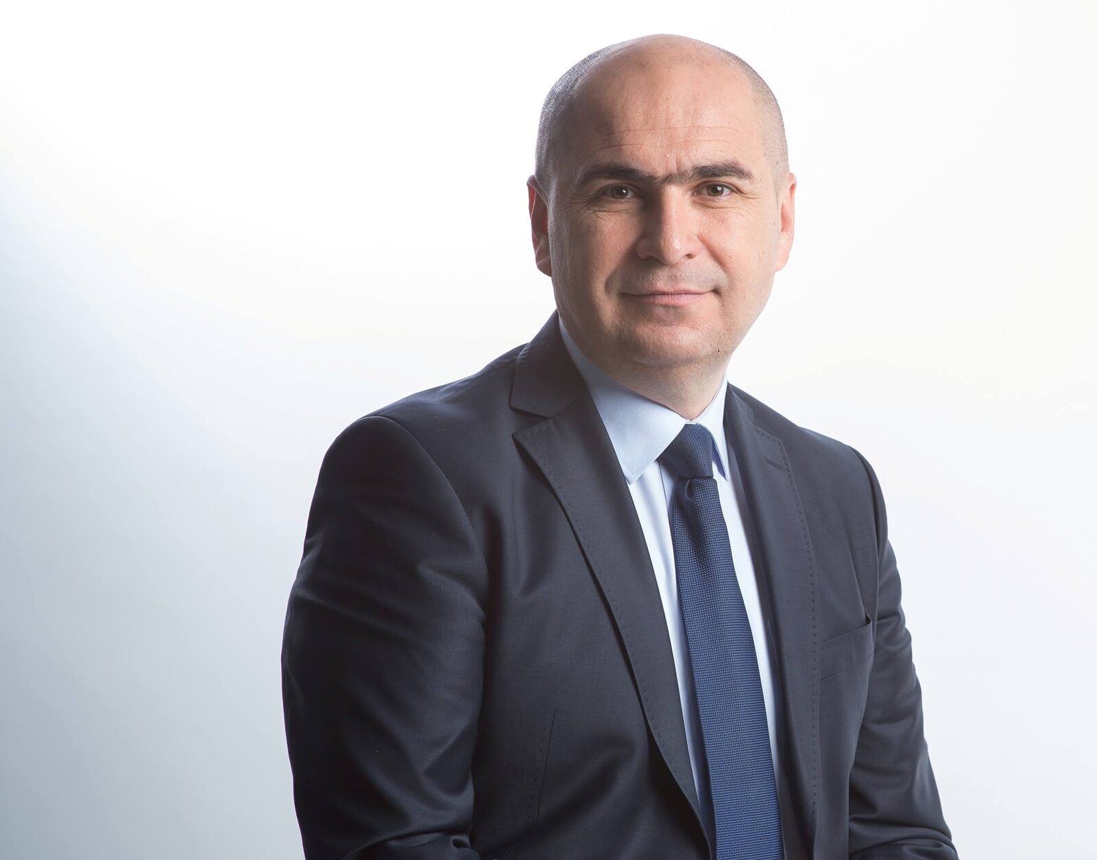 In cadrul discutiei privitoare la moțiunea de cenzură denumită „Stopati politizarea firmelor de stat! Stopati ridiculizarea proprietatii nationale!”, Bolojan accentueaza faptul ca proiectul vizand reorganizarea corporatiilor publice urmareste profesionalizarea si eliminarea influentei politice in cadrul companiilor statale.
