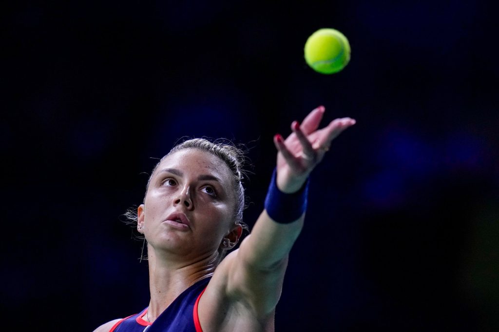 Jaqueline Cristian, pe terenul de joc la un turneu contând pentru circuitul WTA.