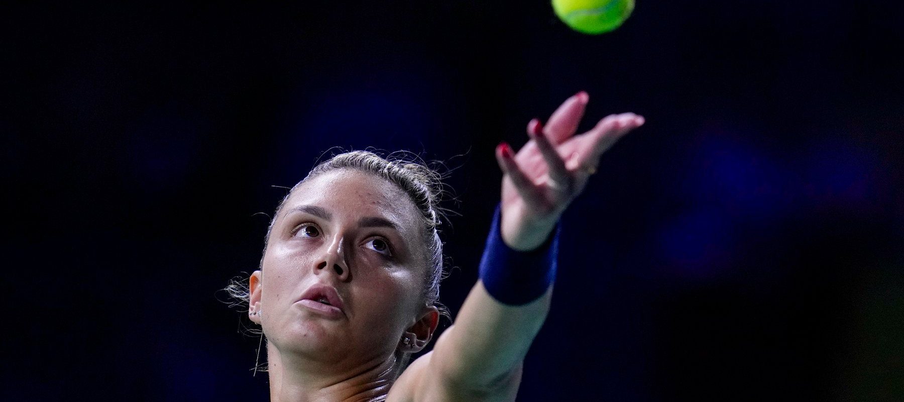 Jaqueline Cristian, pe terenul de joc la un turneu contând pentru circuitul WTA.
